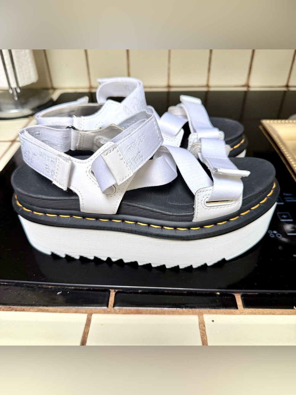 DR. MARTENS SANDALS KIMBER LOGO WEB STRAP PLATFORM WHITE BLACK FOOTBED SZ 6 EUC - Picture 2 of 6